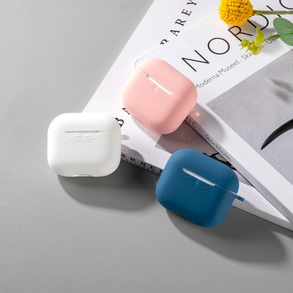 XO K16 szilikon védőtok kampóval AirPods 4-hez (Fehér)