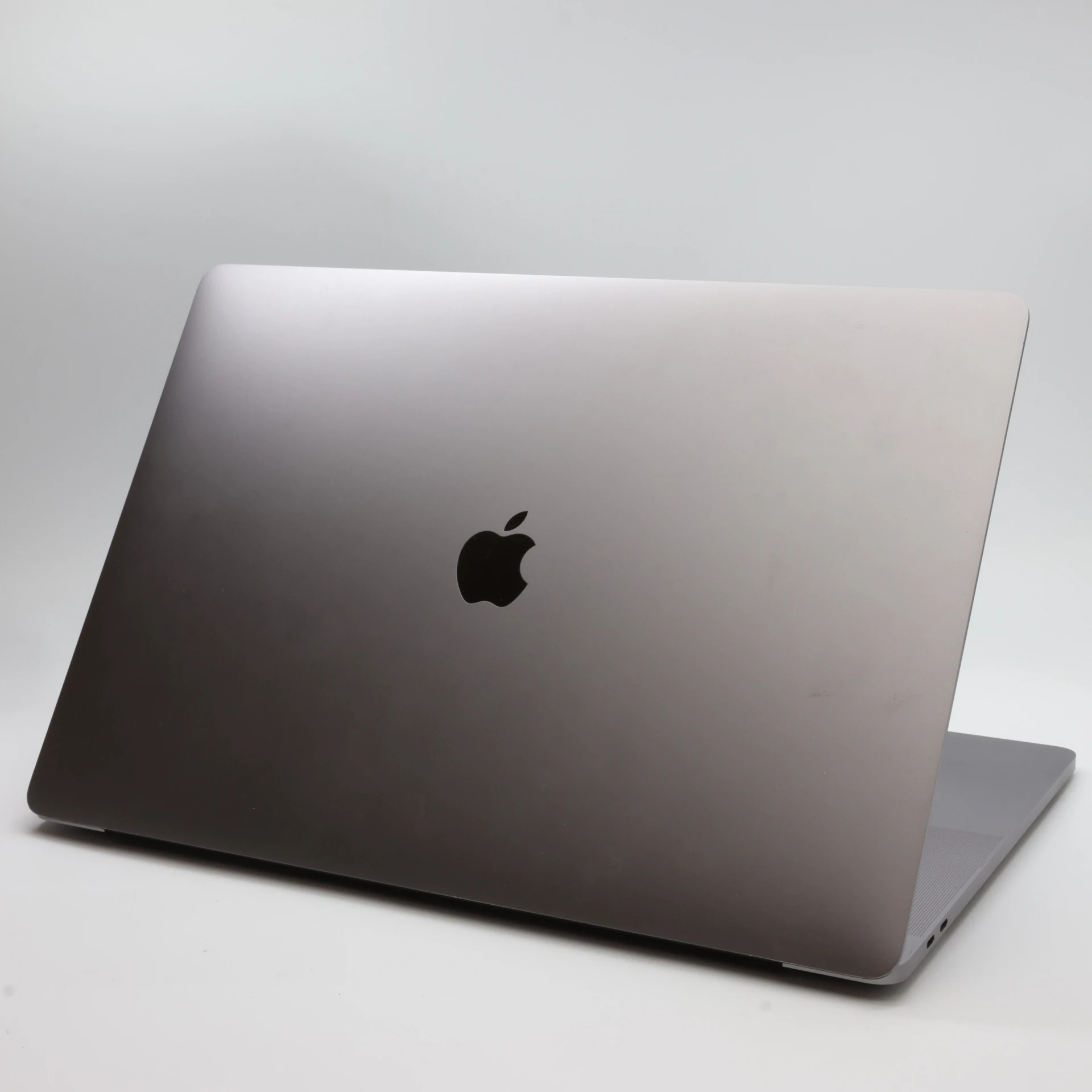 Apple MacBook Pro 15″ Touch Bar 2019 EU, 1TB, Space Gray, i9, 16 GB, SSD, "A" – 4. kép