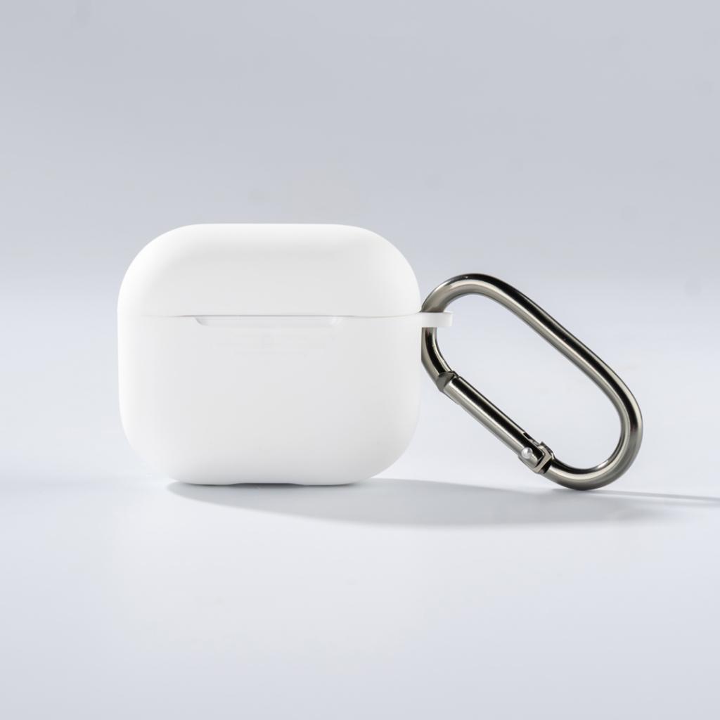 XO K16 szilikon védőtok kampóval AirPods 4-hez (Fehér)