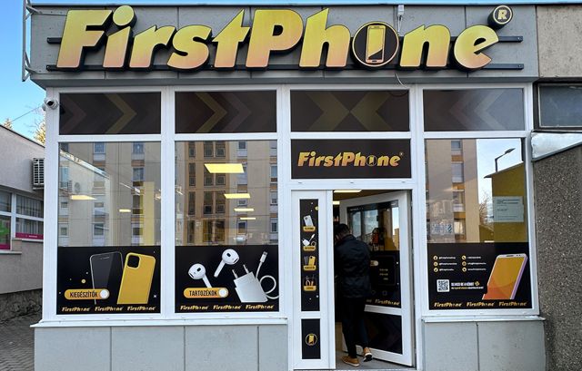 FirstPhone Komló